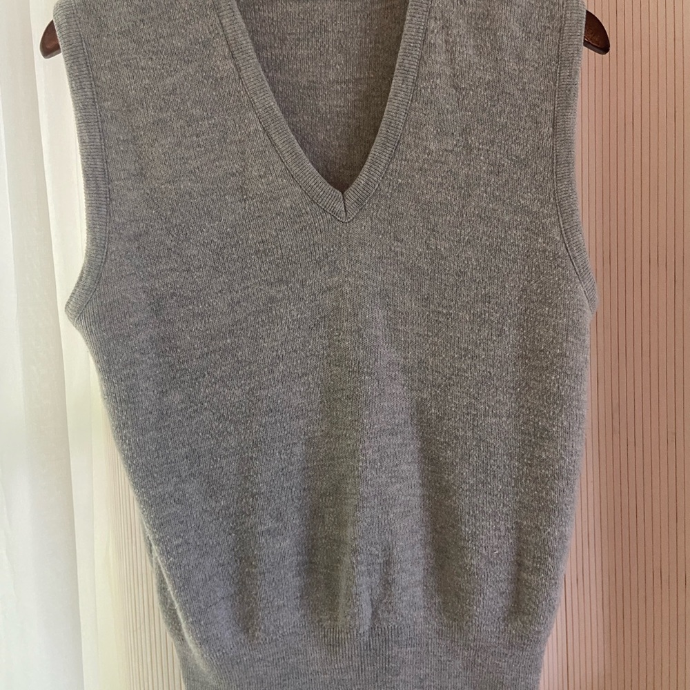 Classic Men's Gray  sleeveless Sweater pullover .  Vintage M